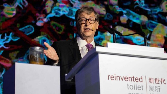 Tỷ phú Bill Gates xuất hiện tại triển lãm Reinvented Toilet Expo với bình đựng phân.