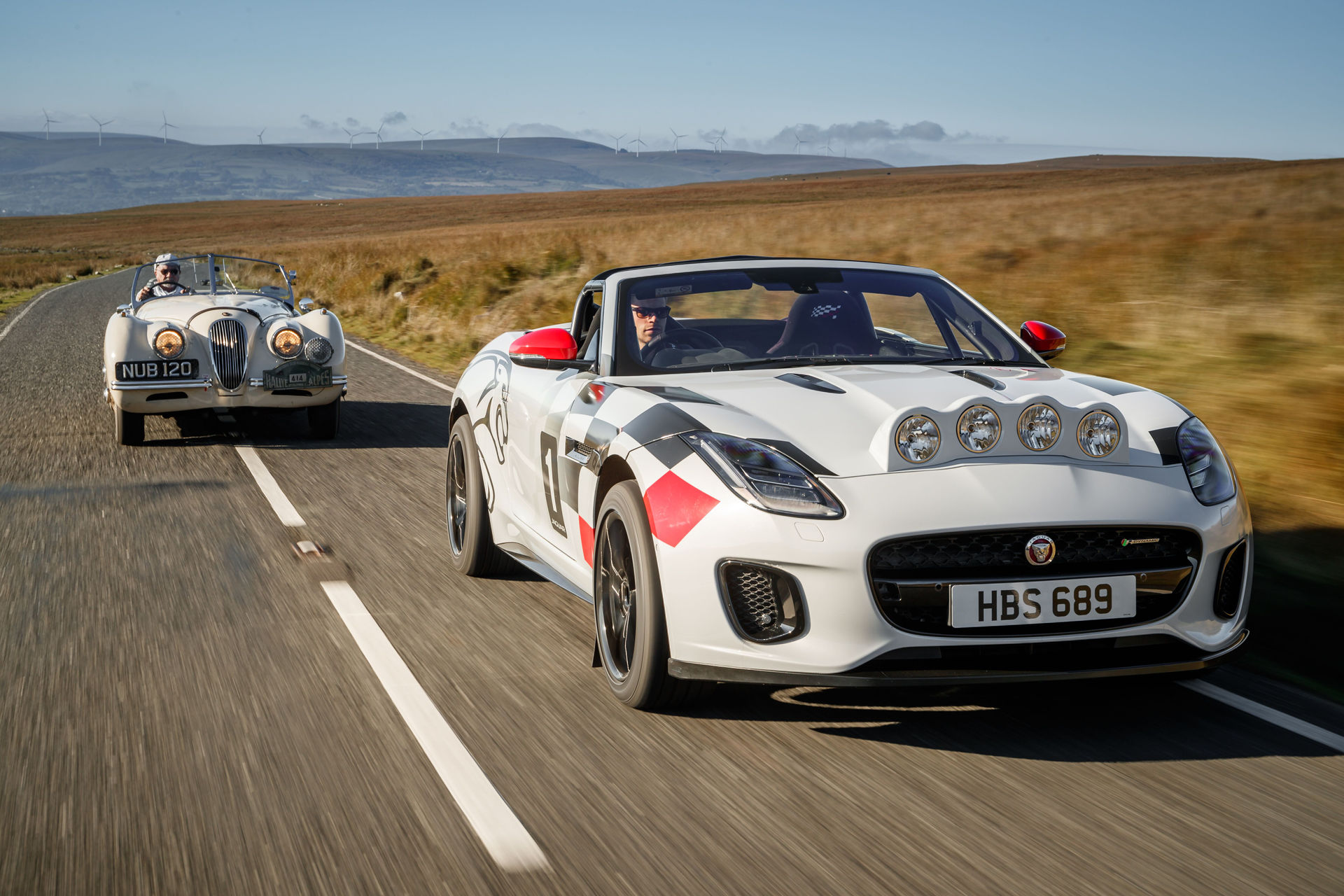 Jaguar F-TYPE Chequered Flag Limited Edition và phiên bản XK 120 của những năm 1950 phía sau.