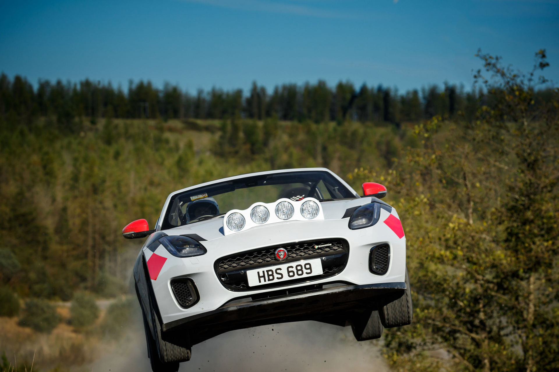 Jaguar ra mắt bản F Type mui trần phong cách rally với giá 81.000 USD