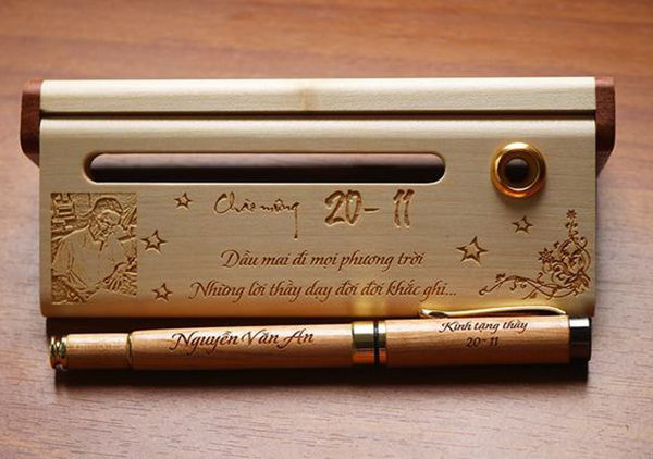   Ý nghĩa sẽ được nâng lên gấp bội khi bạn chọn một cây bút tốt và có khắc tên của thầy cô. Nó sẽ là món quà mà bất cứ thầy cô nào cũng sẽ nâng niu.  