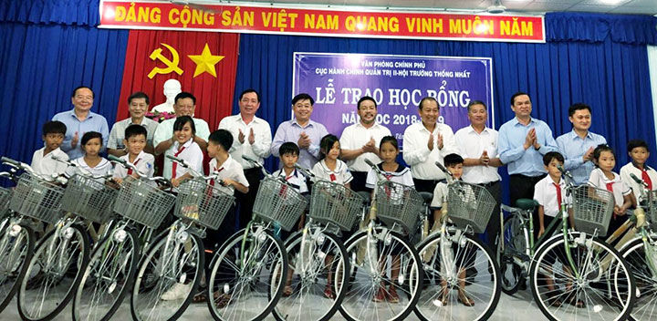  Đất Xanh hướng đến cộng đồng với việc trao tặng xe đạp cho học sinh nghèo tại Tây Ninh. 