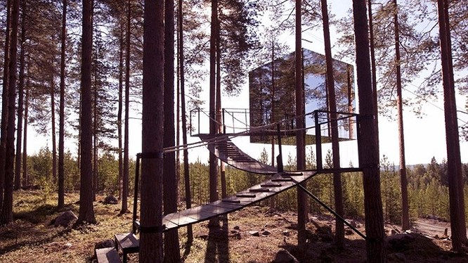 The Mirrorcube ở Harads, Sweden: Nếu không có cây cầu, chắc chắn bạn sẽ không thể nhận ra đây làm một ngôi nhà trên cây. Hoàn toàn hòa quyện với môi trường xung quanh bằng một tấm gương 4 mặt. Mirrorcube được thiết kế với một giường đôi, một phòng tắm, một phòng khách và một sân thượng. (nguồn internet).