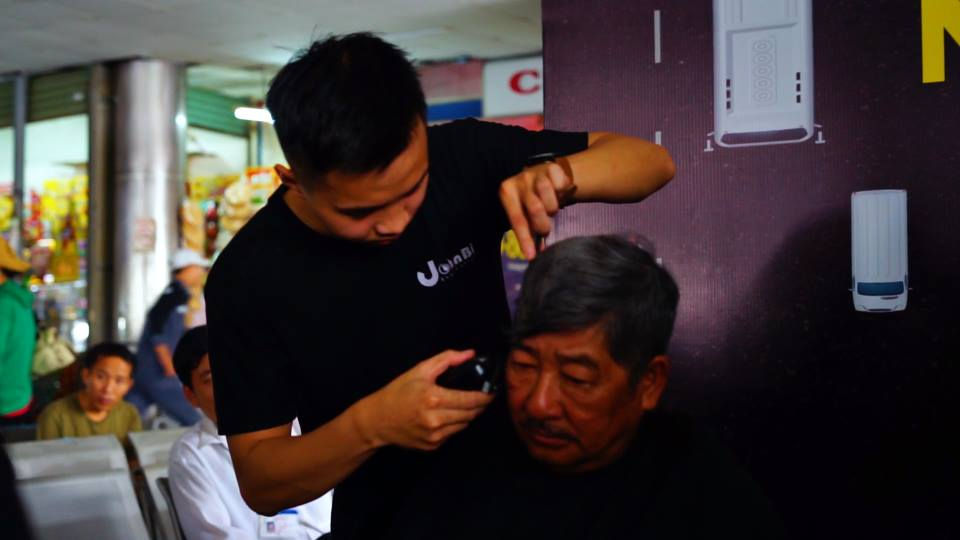 Một tài xế được cắt tóc miễn phí tại chương trình Driver care day 2018 ở Bến xe Miền Đông. Ảnh: Đỗ Phát