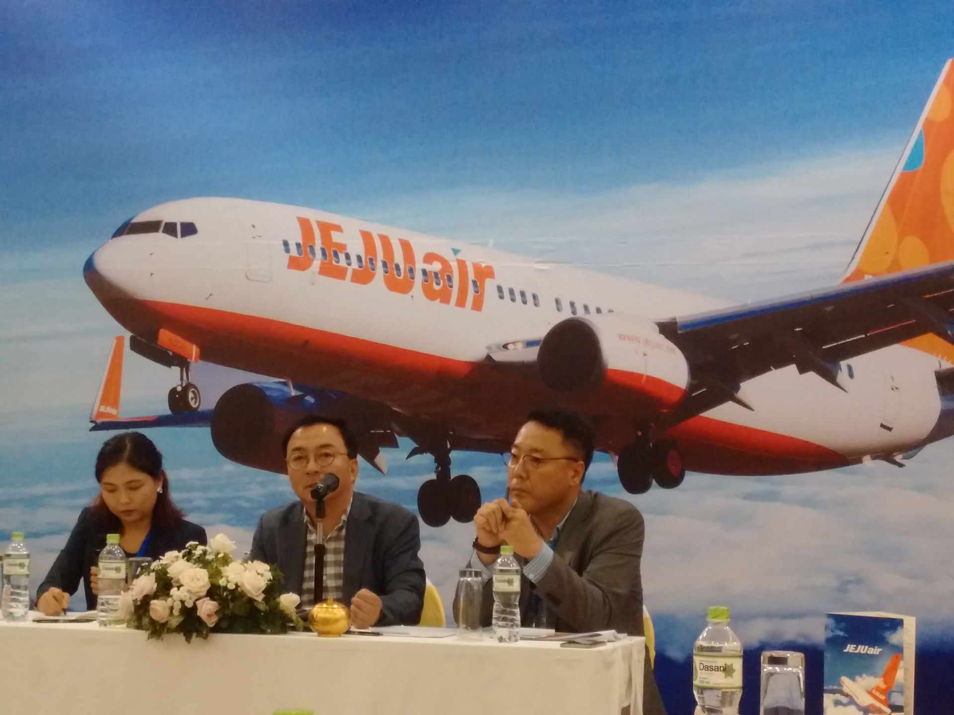 Đại diện Jeju Air trao đổi vế kế hoạch phát triển của hãng tai Việt Nam.