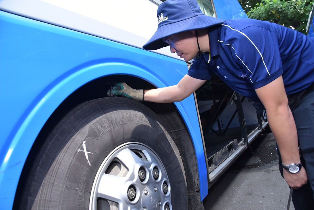 Các nhân viên của Michelin kiểm tra kỹ thuật lốp xe cho hàng trăm chiếc tại Bến xe Miền Đông trong hai ngày 13 - 14/11/2018. Ảnh: H.N