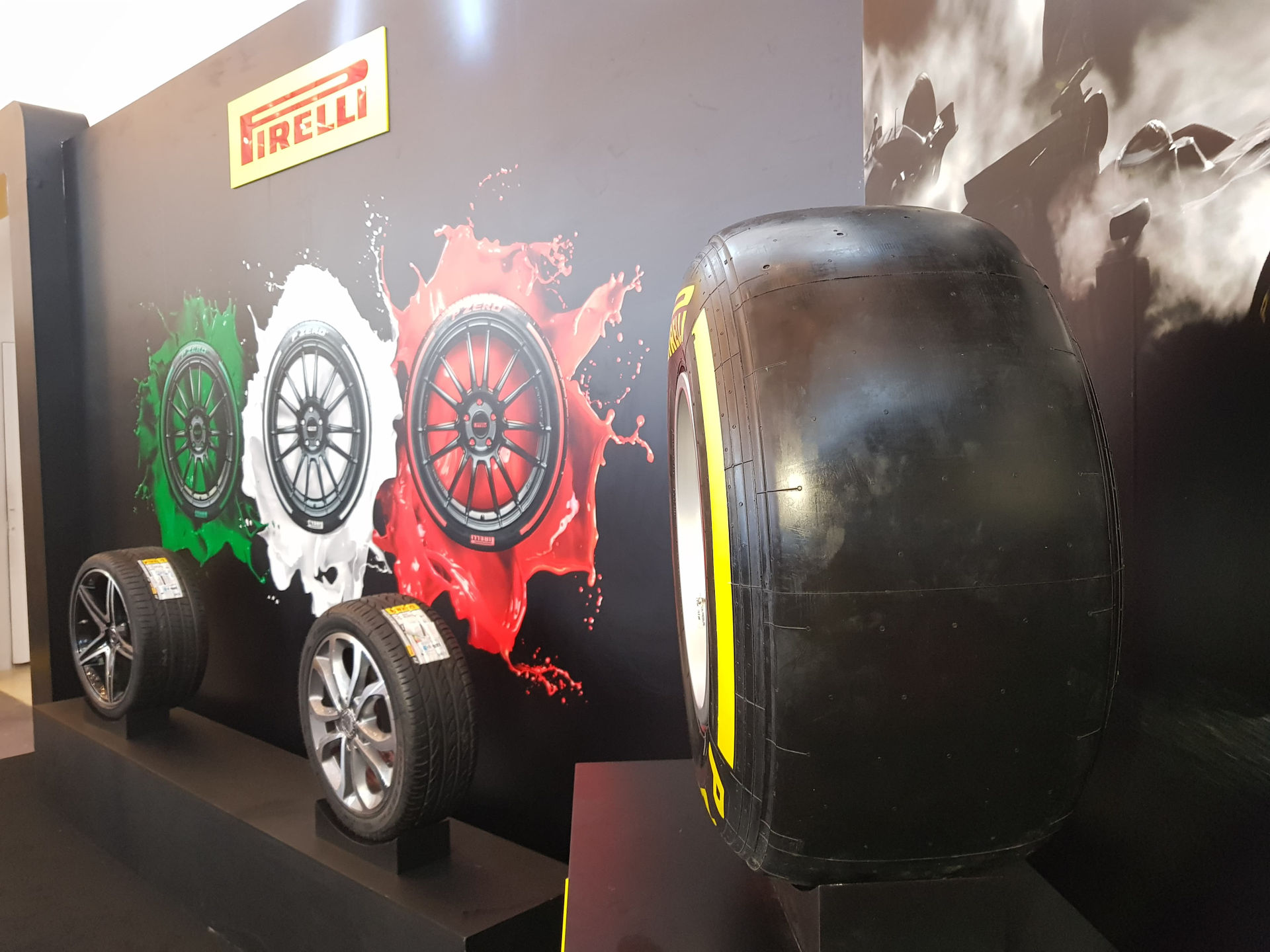 Đây là loại lốp chuyên dùng cho các  dòng xe đua Công thức 1 (F1) do Pirelli sản xuất. Ảnh: Lê Hải