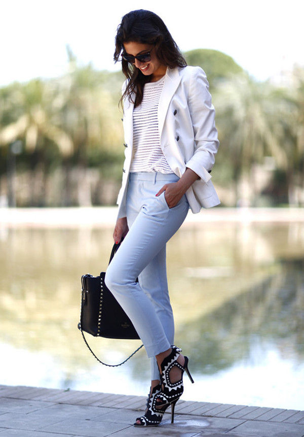 Đơn giản và nhẹ nhàng khi kết hợp áo khoác blazer màu trắng với quần âu gam màu pastel trẻ trung.