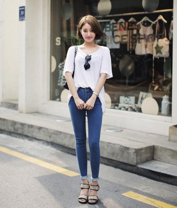Quần jeans skinny và áo thun đơn giản thường là bộ đôi được nhiều cô nàng chân ngắn lựa chọn khi xuống phố.