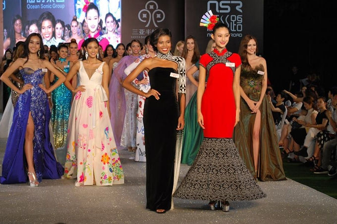 Đại diện Trung Quốc và Nam Phi còn cùng giành giải thưởng Designer Award dành cho thiết kế đẹp nhất đêm dạ hội.