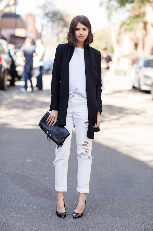 Bạn có thể thỏa sức sáng tạo với nó. Áo phông màu trắng và áo khoác đen kết hợp với jeans trắng sẽ đem đến cho bạn một bộ cánh cá tính mà vẫn sang trọng. (Nguồn internet).