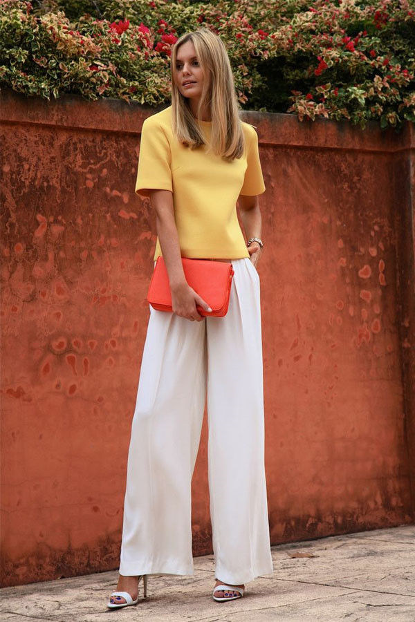 Nếu bạn thích nổi bật, trẻ trung, hãy kết hợp chiếc quần trắng với gam màu neon như áo màu vàng, túi này đỏ san hô. (Nguồn internet).
