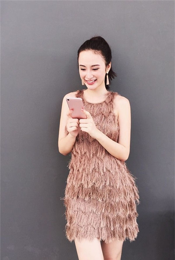 Angela Phương Trinh lại chọn diện 1 thiết kế váy ngắn tua rua vô cùng sexy. (Nguồn internet).
