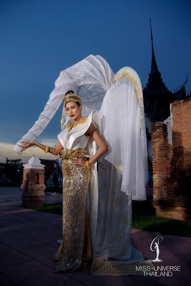 Những bộ quốc phục của các ứng viên đến từ xứ sở chùa Vàng luôn được người hâm mộ mong ngóng. Không làm các fan thất vọng, Miss Universe Thái Lan trong một thiết kế lấy cảm hứng từ chú Voi khổng lồ – biểu tượng của hoàng gia Thái Lan – tượng trưng cho sức mạnh và sự trường tồn.