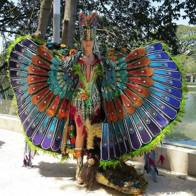 Sặc sỡ và nhiều màu sắc, đại diện đến từ Ecuador trông như một chú chim khổng lồ, dũng mãnh và mạnh mẽ.