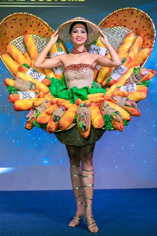 Mới đây, trước ngày lên đường, Hoa hậu H’Hen Niê đã có một buổi họp báo, hội ngộ công chúng và công bố quốc phục mà cô sẽ trình diễn tại Miss Universe 2018 vào tháng 12 tới. Vượt qua rất nhiều cái tên ấn tượng khác, “bánh mì” chính thức đồng hành với H’Hen Niê đến Thái Lan.