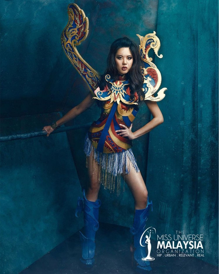 Đại diện Malaysia như một nữ chiến binh dũng mãnh khi diện bộ quốc phục mang tên“Perahu Bangau”.