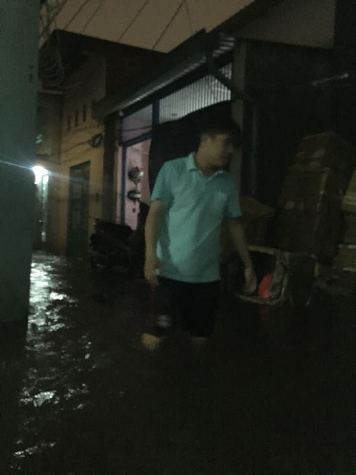 Nước ngập đến đầu gối trong một con hẻm trên đường Phan Văn Trị, quận Bình Thạnh. Ảnh: Đỗ Phát.