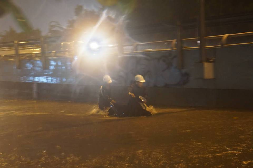   Đến chiếu tối 25/11, nhiều tuyến đường ở TP.HCM đã bị ngập sâu. Trong ảnh: Xe chết máy trên đường Nguyễn Hữu Cảnh. Ảnh: Phi Long.  