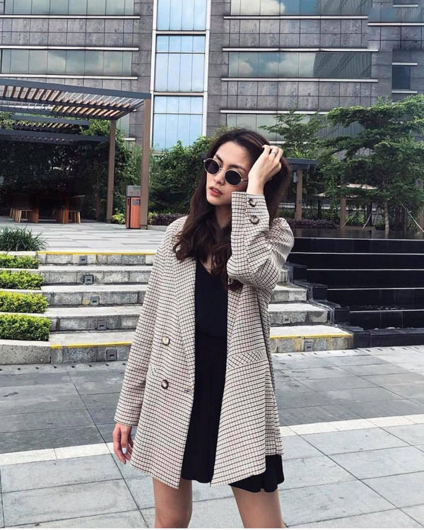 Tăng Thanh Hà chọn blazer sọc ca rô, đây là trang phục dễ áp dụng cho các nàng công sở. Với kiểu áo đơn giản, các nàng có thể phối cùng nhiều trang phục khác nhau và mặc ở nhiều bối cảnh (nguồn internet).