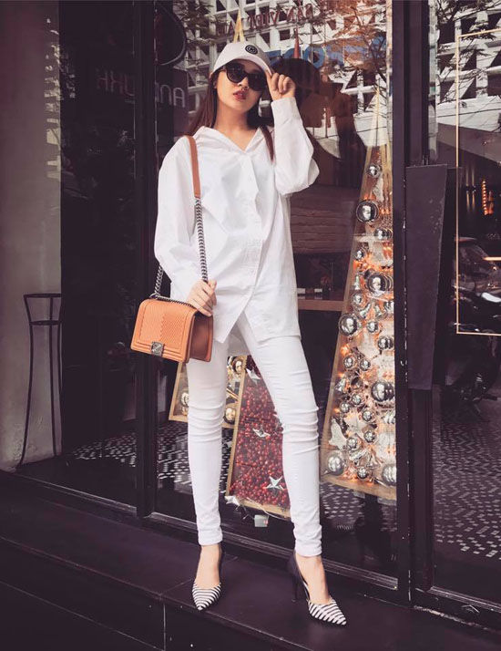 Bảo Anh xuống phố với sét đồ toàn màu trắng: Áo sơ mi trắng dáng dài kết hợp cùng quần jean ôm màu trắng tôn dáng (nguồn internet).