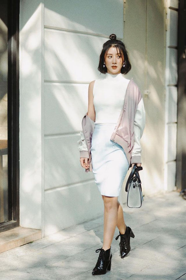 Váy màu trắng của Quỳnh Anh Shyn phối hợp cùng áo khoác hồng phấn giúp bạn gái gợi cảm hơn khi xuống phố (nguồn internet).