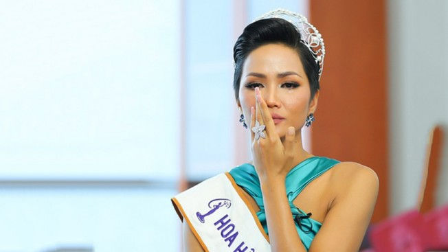 Trước thềm cuộc thi, với gương mặt và hình thể nóng bỏng, gợi cảm, người đẹp đến từ Việt Nam liên tục được các chuyên trang nhan sắc uy tín thế giới đánh giá cao.