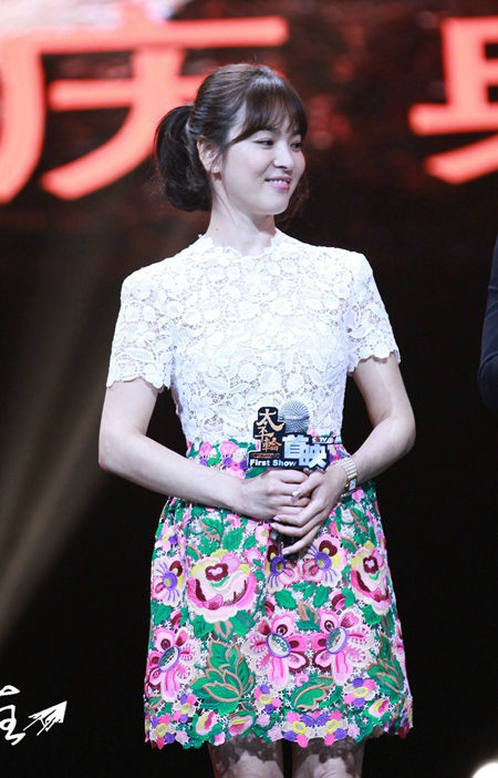   Những mẫu váy ngắn Song Hye Kyo chọn thường có các chi tiết nhấn nhá nổi bật ở vùng eo tạo cảm giác vòng eo thêm phần thon gọn (nguồn internet).  