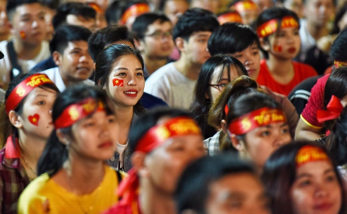 Cổ động viên đổ ra đường ăn mừng chiến thắng của Việt Nam trước Philippines