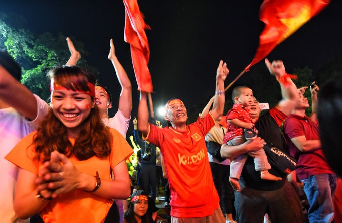Người hâm mộ xem qua màn hình lớn ở Hà Nội nhưng cổ động cuồng nhiệt như là ở sân Panaad ở thành phố Bacolod, Philippines. Ảnh: vnExpress