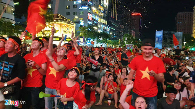 Cổ động viên đổ ra đường ăn mừng chiến thắng của Việt Nam trước Philippines
