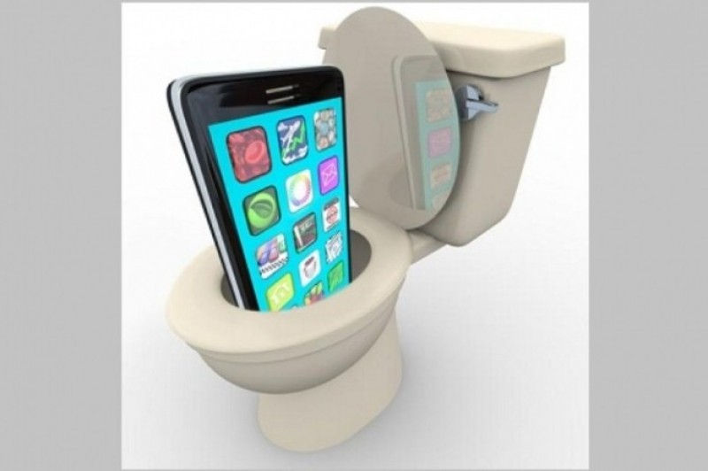 Tác hại nguy hiểm khi sử dụng điện thoại trong nhà vệ sinh