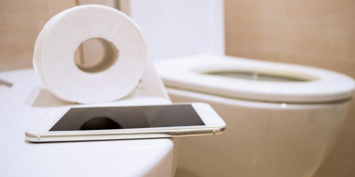 Theo nhà sinh học Jason Tetro, khi bạn mang điện thoại vào nhà vệ sinh thì số lượng mầm bệnh nguy hại sẽ được nhân lên rất lớn, đặc biệt là E.coli (khuẩn gây bệnh nhiễm trùng đường tiểu), acinetobacter (gây viêm phổi).
