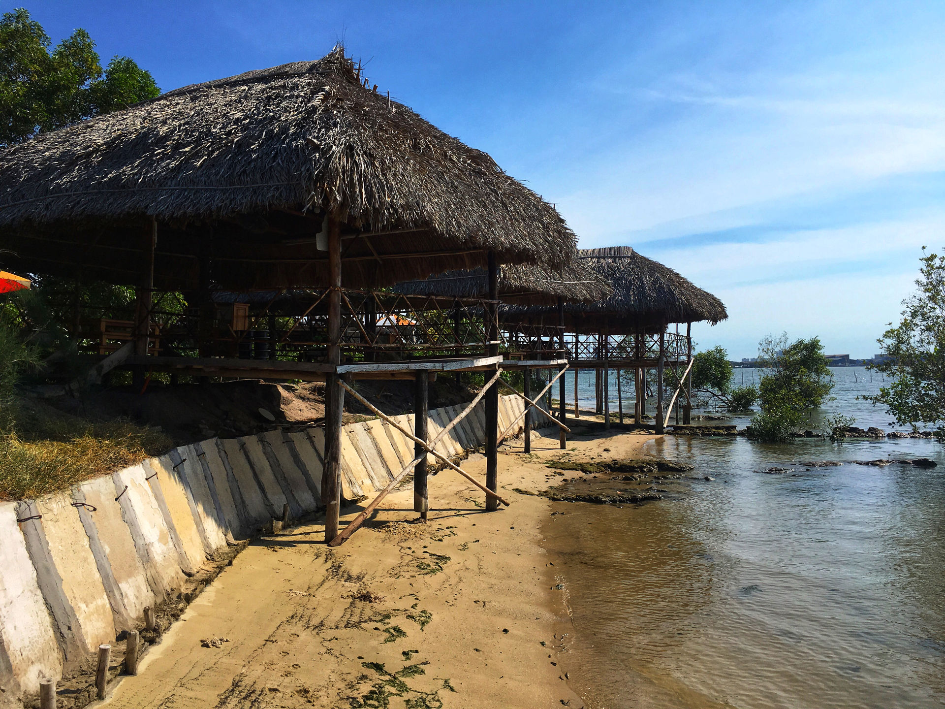 Các chòi lá “chôn chân” ngay trên biển