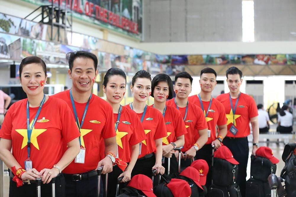   Đội tiếp viên hàng không chuẩn bị lên máy bay cùng đội tuyển Việt Nam.                