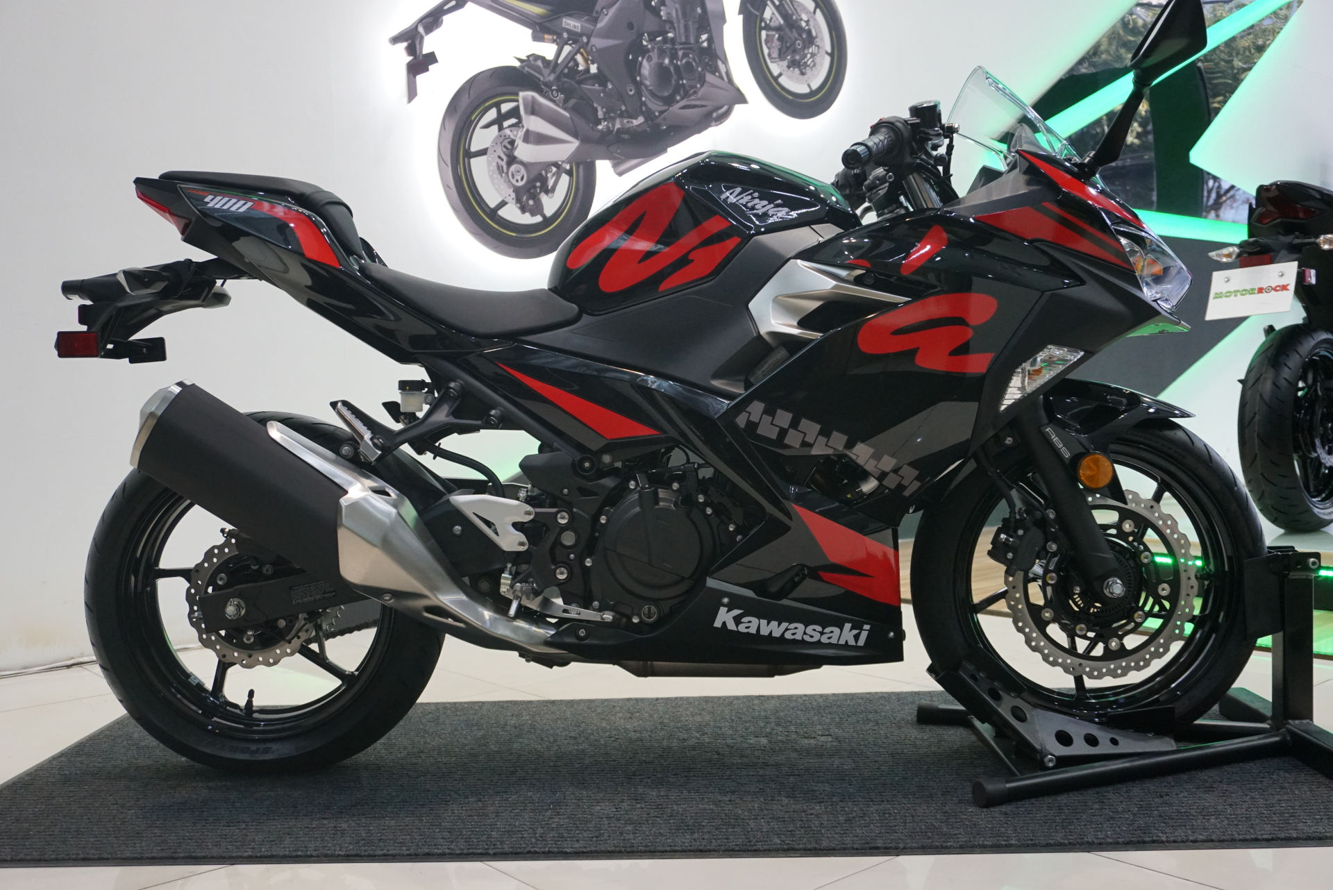 Thiết kế của Ninja 400 ABS 2019  vẫn đậm chất thể thao và mạnh mẽ, lấy cảm hứng từ đàn anh Kawasaki ZX10R và Kawasaki Ninja H2, thể hiện rõ nét ở phần đầu xe có thiết kế nhọn, bên dưới đèn pha là vỏ nhựa vuốt dài, tạo thành cánh gió.