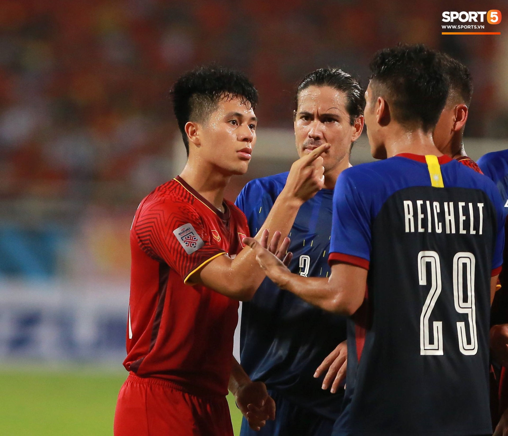 Hình ảnh Đình Trọng gay gắt chỉ thẳng mặt cầu thủ Philippines chơi xấu để bảo vệ em út Văn Hậu số 1