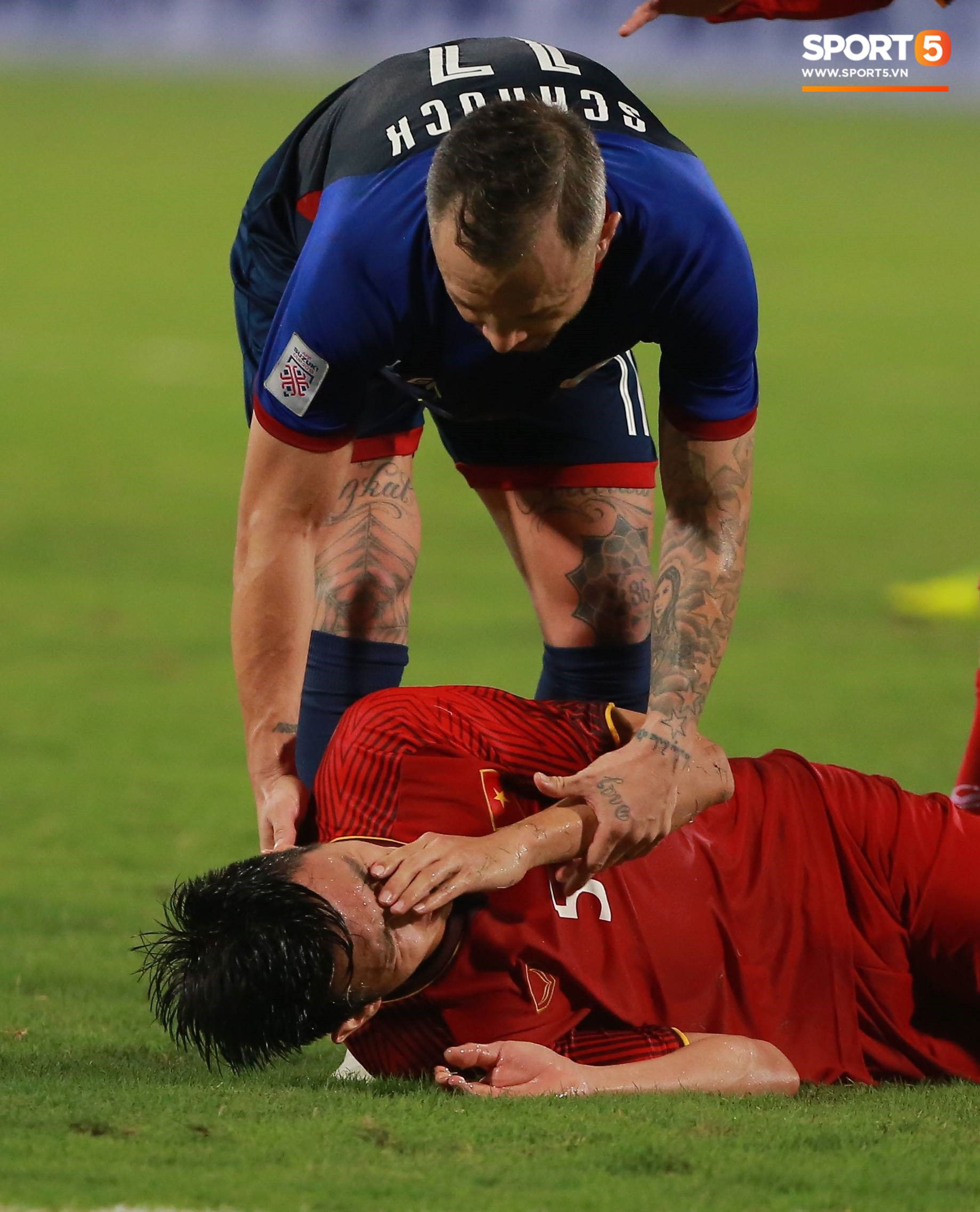 Hình ảnh Đình Trọng gay gắt chỉ thẳng mặt cầu thủ Philippines chơi xấu để bảo vệ em út Văn Hậu số 2