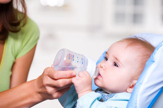   Uống đủ nước giúp cải thiện tình trạng ho khan ở trẻ nhỏ.   