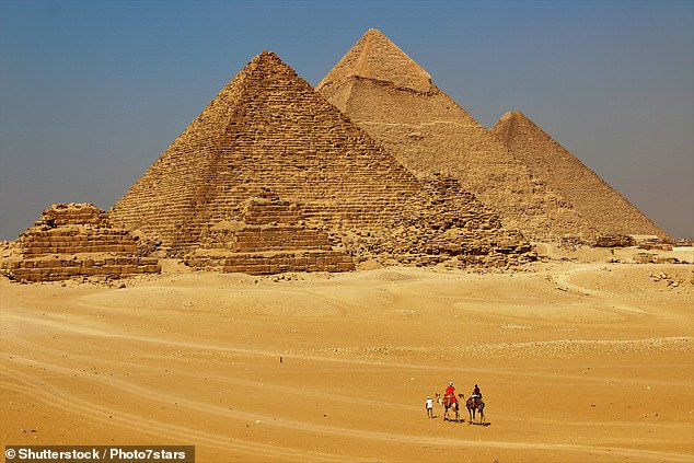   Ai Cập, một quốc gia chủ yếu là Hồi giáo, coi kim tự tháp Giza là một trong những di tích quan trọng nhất  