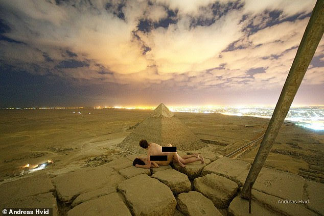 Andreas Hvid đã gây ra sự phẫn nộ ở Ai Cập sau khi đăng bức ảnh này có vẻ như anh ta có quan hệ tình dục với một người phụ nữ trên đỉnh Kim tự tháp