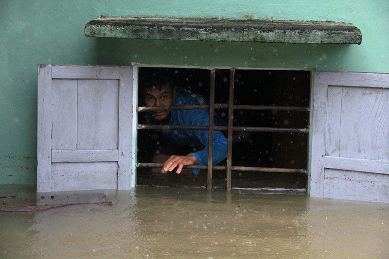 Người đàn ông mắc kẹt trong nhà của mình, chờ lực lượng cứu hộ giải thoát (ảnh: Thanh niên)