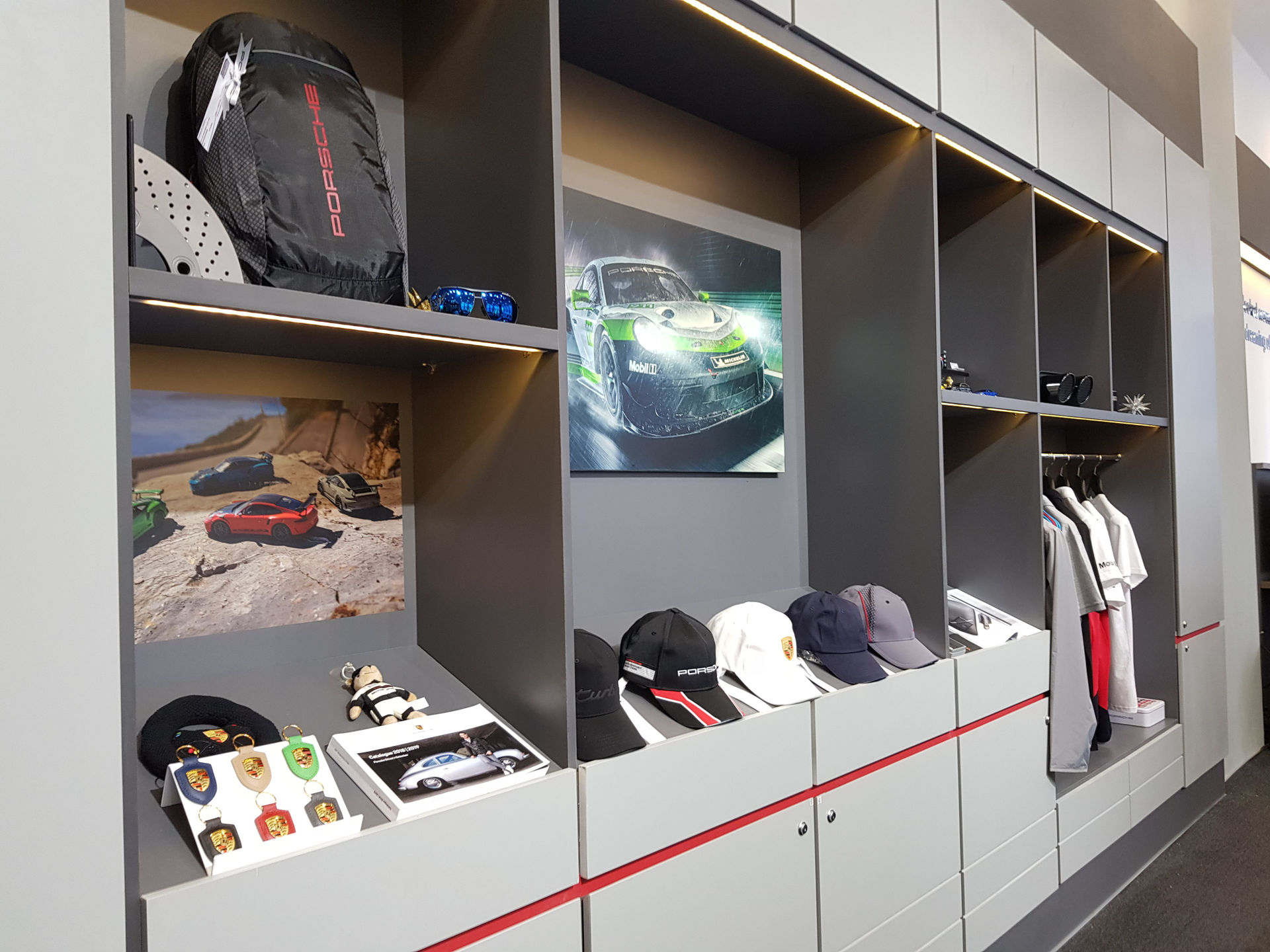 Một góc trưng bày bộ sưu tập thời trang Porsche.