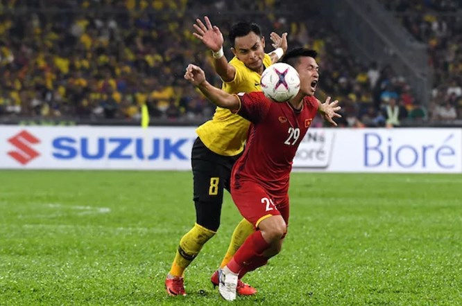 Fox Sport chỉ ra 5 điểm nhấn trận Malaysia – Việt Nam: “Đỗ Duy Mạnh đã không bị thẻ đỏ khi huých cùi chỏ vào Zaquan”
