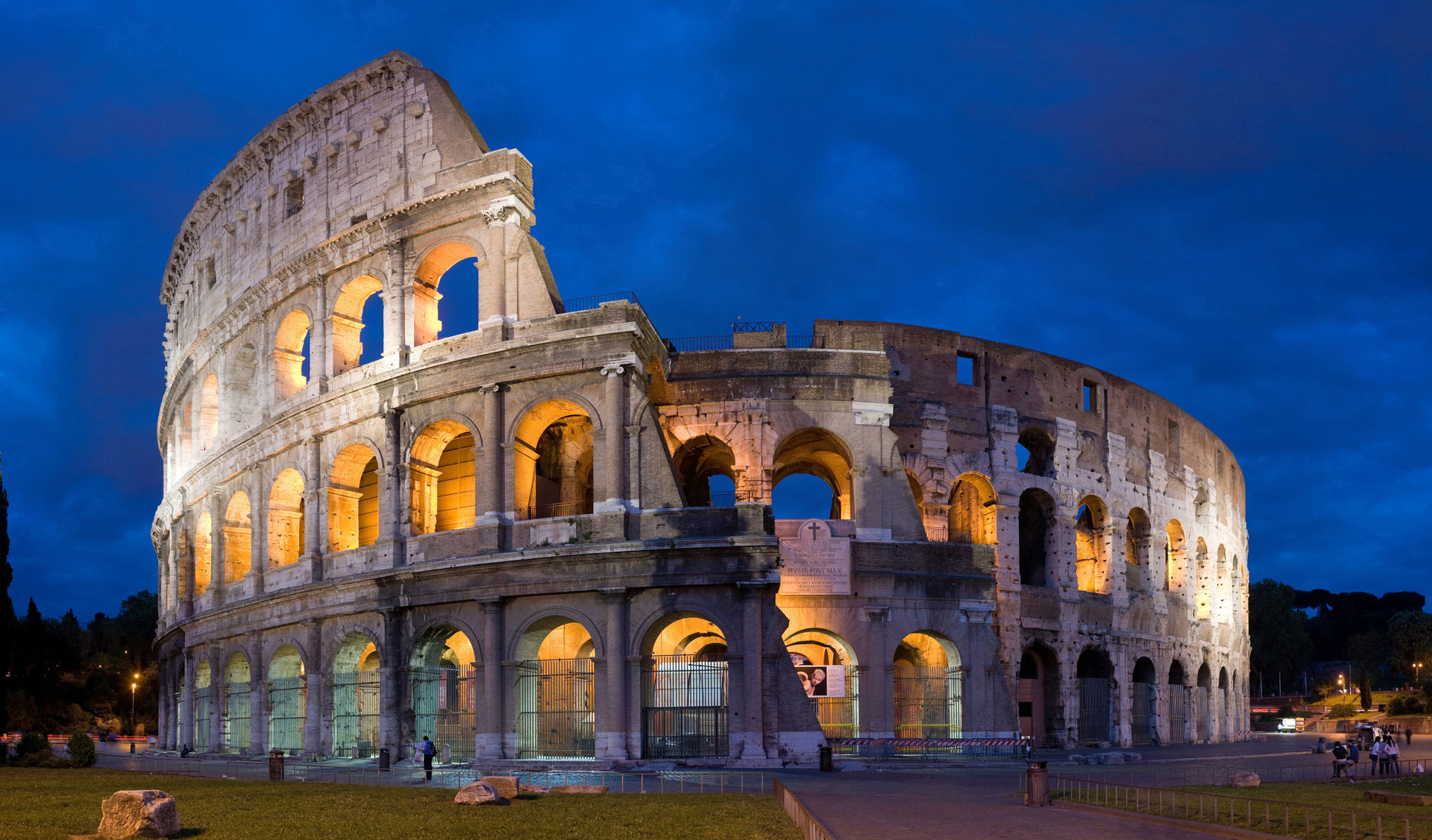 Du khách bị bắt vì gỡ gạch từ di tích đấu trường Colosseo làm kỷ niệm
