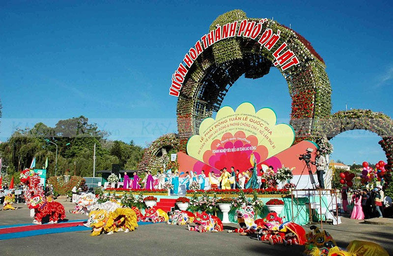 Lễ hội Festival hoa Đà Lạt lần thứ 8 với chủ đề “Hoa Đà Lạt – kết tinh từ đất lành” sẽ diễn ra trong 5 ngày, từ ngày 23/12/2018 đến hết ngày 27/12/2018.