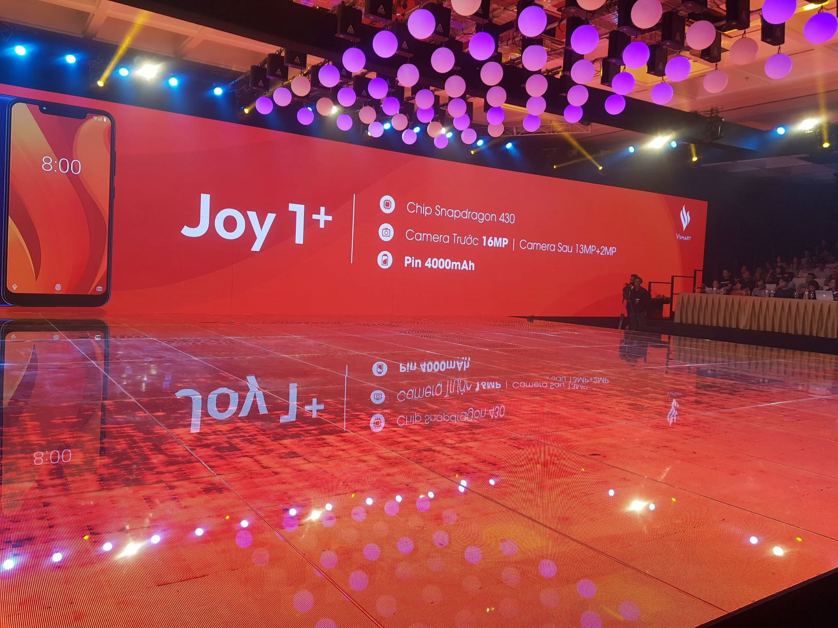 Trong khi đó, phiên bản cao cấp hơn là Vsmart Joy 1  sở hữu màn hình kích thước lớn 6.2 inch với thiết kế tai thỏ và tràn viền. Bên cạnh đó, cụm camera kép 13 MP và 2 MP cũng là điểm nhấn khác biệt trên thiết bị này so với Vsmart Joy 1.