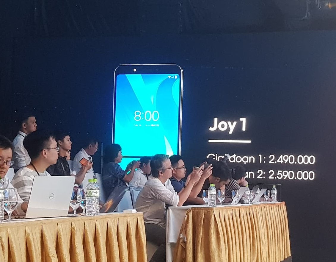 Joy1 có giá bán trong giai đoạn 1 là 2,49 triệu đồng và giai đoạn 2 là 2,59 triệu đồng. Theo Vinsmart, sẽ có 30.000 sản phẩm mở bán trong giai đoạn 1 trên tất cả các mẫu.