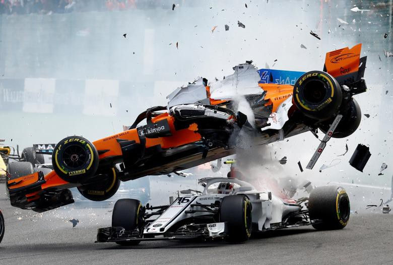 Tai nạn kinh hoàng ngay góc cua đầu tiên trong giải đua xe F1 Grand Prix, Bỉ. (Ảnh chụp ngày 26/8 bởi Francois Lenoir)