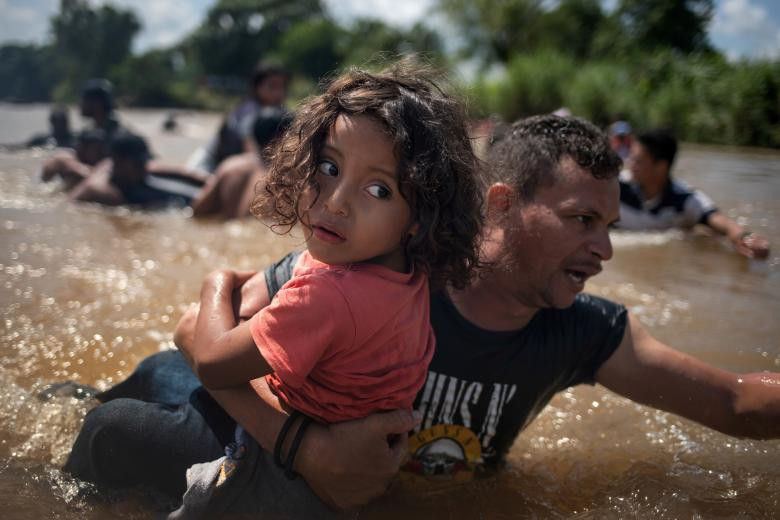   Ông Luis Acosta ôm bé gái Angel Jesus (5 tuổi). Họ cùng đến từ Honduras, khi chuyến xe di cư từ Trung Mỹ đến Hoa Kỳ đã phải vượt qua con sông Suchiate. Ánh mắt khẩn cấp, kiên định của người đàn ông hoàn toàn trái ngược với ánh mắt lo sợ nhưng hồn nhiên của bé gái đã cho ra một tấm ảnh gây nhói lòng của những người mạo hiểm tính mạng đi tìm 