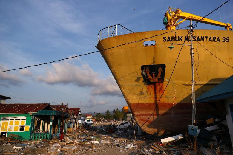 Con thuyền to lớn bị cuốn phăng vào bờ sau thảm họa động đất - sóng thần làm rung chuyển Donggala, miền trung Sulawesi, Indonesia. (Ảnh chụp ngày 3/10 bởi Athit Perawongmetha)